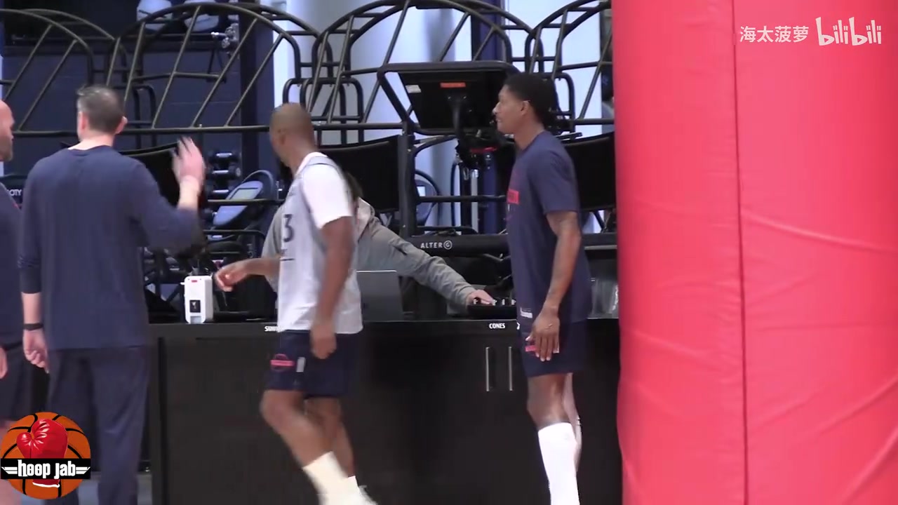 比尔看起来状态不错啊快船训练营花絮保罗比尔友好互动