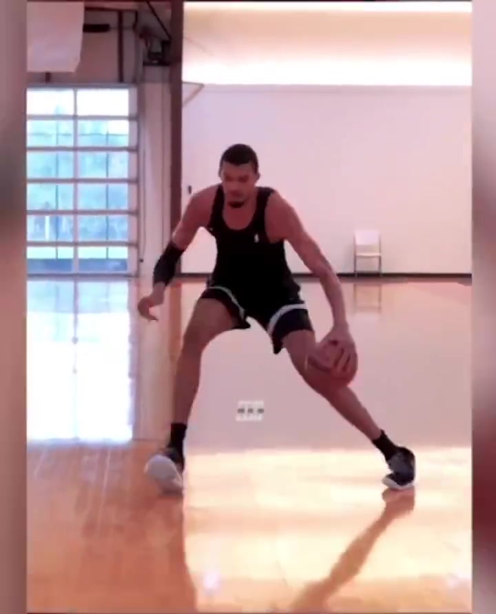 文班亚马拜师奥拉朱旺学习梦幻脚步